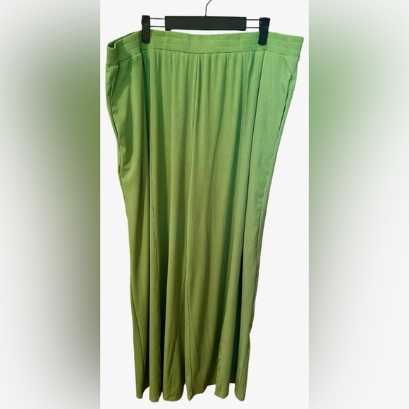 Two piece women’s plus sized bright green fun set!with side tie and wide legs! - Picture 4 of 5